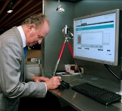 El Rey en un momento de la visita a la empresa Indra