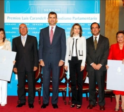Los Príncipes, con los presidentes del Congreso y del Senado y las galardonadas, Anabel Díez y Sefi García