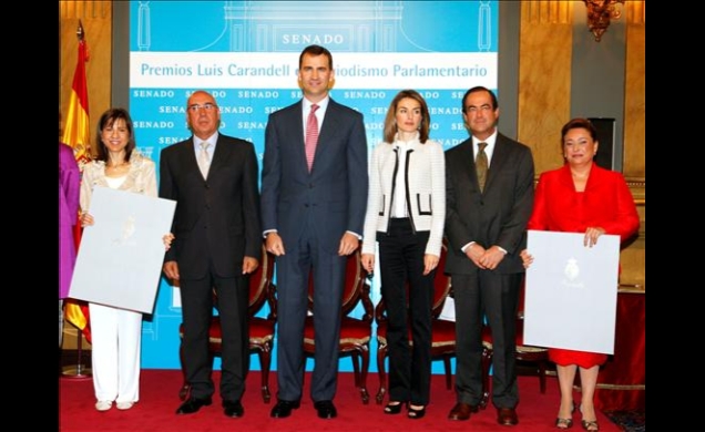 Los Príncipes, con los presidentes del Congreso y del Senado y las galardonadas, Anabel Díez y Sefi García