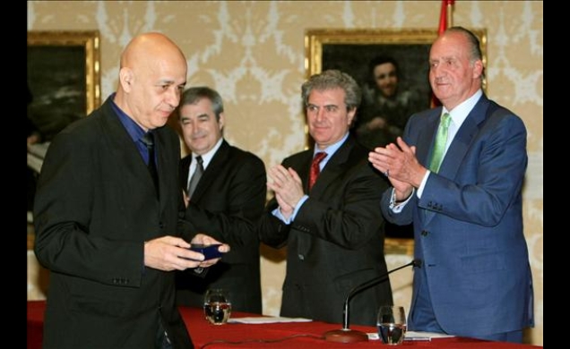 Don Juan Carlos aplaude al escultor Cildo Meireles, tras entregarle el Premio Velázquez