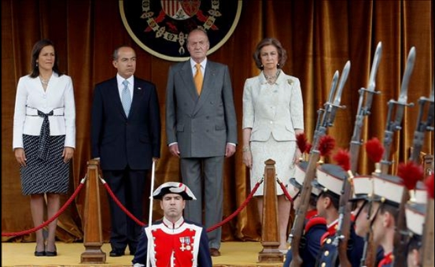 Sus Majestades los Reyes junto al Presidente de los Estados Unidos Mexicanos y la Sra. de Calderón, en la Tribuna
