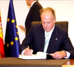 Su Majestad el Rey firma en el Libro de Honor