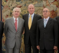 Su Majestad el Rey junto a la delegación de senadores chilenos y el presidente del Senado español
