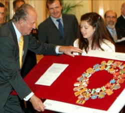 Su Majestad el Rey recoge uno de los trabajos realizados por una de las alumnas ganadoras