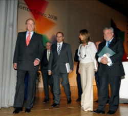 Su Majestad el Rey, junto al ministro de Industria, Turismo y Comercio, el ministro de Sanidad y Consumo, la ministra de Ciencia e Innovación y el pre