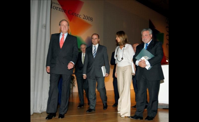 Su Majestad el Rey, junto al ministro de Industria, Turismo y Comercio, el ministro de Sanidad y Consumo, la ministra de Ciencia e Innovación y el pre