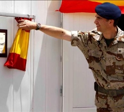 Su Alteza Real descubre una placa conmemorativa en Herat