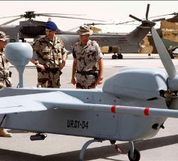 El Príncipe observa un avión no tripulado de reconocimiento, durante su visita a la Base de Herat