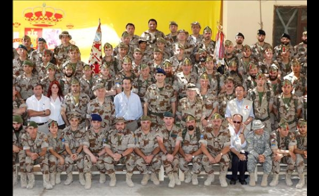 Don Felipe con los soldados destacados en la Base de Qala-e-Naw