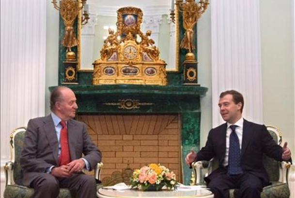 Don Juan Carlos y el Presidente de Rusia, Dmitry Medvédev, durante su encuentro en el Palacio del Kremlin