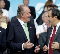 Los Reyes, en el palco, con el presidente de la UEFA, Michel Platini