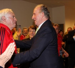 Don Juan Carlos felicita al seleccionador nacional, Luis Aragonés