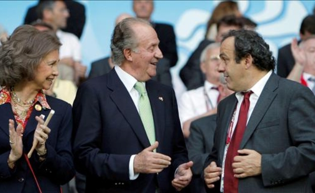 Los Reyes, en el palco, con el presidente de la UEFA, Michel Platini