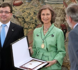 La Reina, junto al presidente de la Junta, Guillermo Fernández Vara, el presidente de la Asamblea, Juan Ramón Ferreira Díez, y el ex presidente de la 