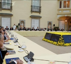 Vista de la mesa durante la reunión