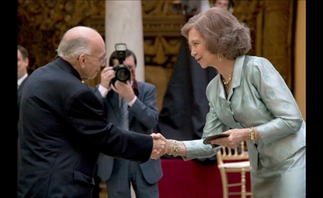 Su Majestad la Reina entrega el VII Premio Yehudi Menuhin a la Integración de las Artes y la Educación al maestro José Antonio Abreu, momentos antes d