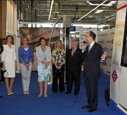 Sus Altezas Reales los Príncipes de Asturias, junto a la presidenta de la Comunidad de Madrid, la ministra de Fomento, la secretaria de Estado de Fome