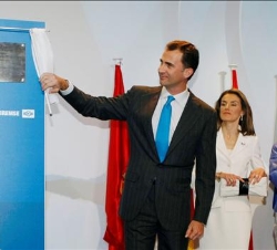 Don Felipe, descubre en presencia de Doña Letizia, una placa conmemorativa del 50º Aniversario del Grupo Knorr-Bremse
