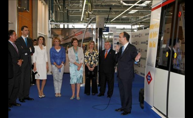 Sus Altezas Reales los Príncipes de Asturias, junto a la presidenta de la Comunidad de Madrid, la ministra de Fomento, la secretaria de Estado de Fome