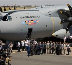 Fotografía de grupo delante del nuevo avión A400M