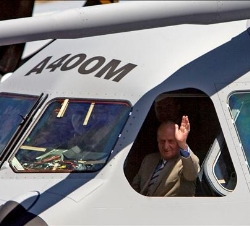 Don Juan Carlos saluda desde la cabina del avión A400M