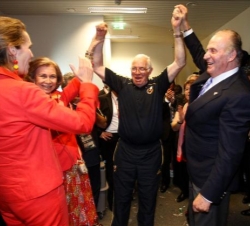 Los Reyes y la Infanta Doña Elena felicitan al seleccionador español, Luis Aragonés