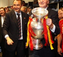 Don Juan Carlos con el trofeo, en presencia del presidente del Gobierno, José Luis Rodríguez Zapatero