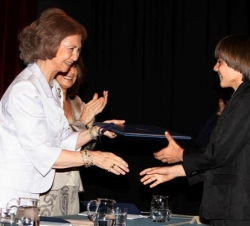 Doña Sofía entrega una de las becas de Juventudes Musicales de Madrid a Oscar Piñeiro Mesas