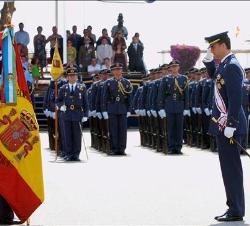 Saludo de Don Felipe ante la bandera