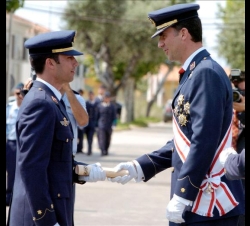 Su Alteza Real el Príncipe de Asturias entrega su despacho al teniente Marcos Baquero, primero de su promoción