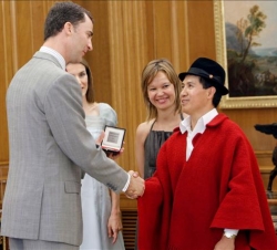 Don Felipe hace entrega del Premio a Raúl Clemente Ilaquiche Licta, en presencia de la Princesa de Asturias y la secretaria de Estado de Cooperación I