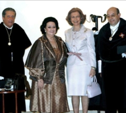 Doña Sofía, acompañada por Montserrat Caballé, el presidente de la Fundación Cultura y ex director general de la UNESCO, Federico Mayor Zaragoza, y el