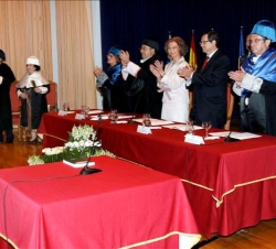 La Reina, junto al resto de miembros de la mesa presidencial, aplauden a Montserrat Caballé, tras ser investida Doctora Honoris Causa por la Universid