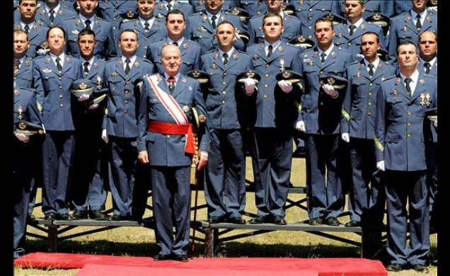 Don Juan Carlos, con los nuevos sargentos