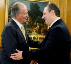 Don Juan Carlos recibe el saludo de viceprimer ministro de Asuntos Económicos de Siria, Abdullah Dardari