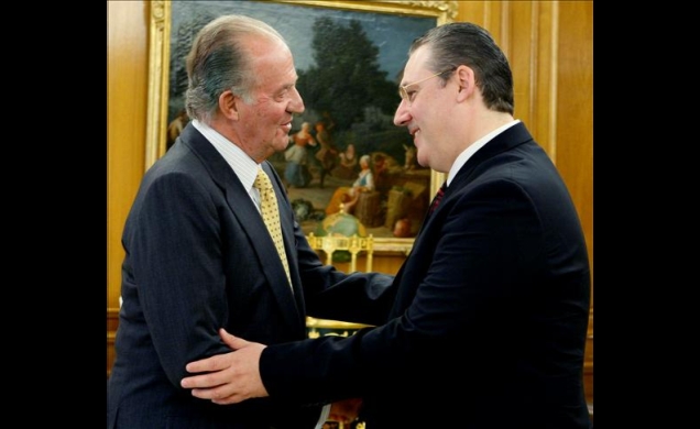 Don Juan Carlos recibe el saludo de viceprimer ministro de Asuntos Económicos de Siria, Abdullah Dardari