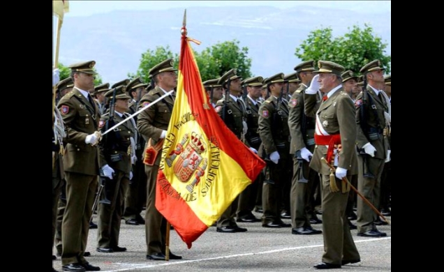 Don Juan Carlos saluda a la bandera antes de presidir la entrega de despachos a los nuevos suboficiales