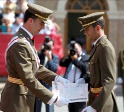 Don Felipe hace entrega de su despacho al número uno de la LXIII Promoción del Cuerpo General de las Armas de la Escala Superior de Oficiales, el teni