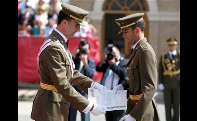 Don Felipe hace entrega de su despacho al número uno de la LXIII Promoción del Cuerpo General de las Armas de la Escala Superior de Oficiales, el teni