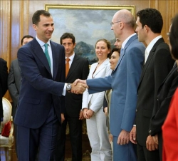 Su Alteza Real el Príncipe de Asturias saluda a los miembros de la Asociación de Antiguos Alumnos de la Universidad Politécnica de Valencia