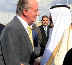 Don Juan Carlos saluda al Rey de Arabia Saudí, Abdullah Bin Abdulaziz Al-Saud, a su llegada al aeropuerto de Barajas