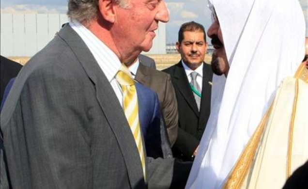 Don Juan Carlos saluda al Rey de Arabia Saudí, Abdullah Bin Abdulaziz Al-Saud, a su llegada al aeropuerto de Barajas