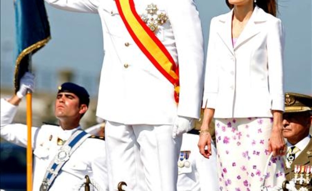 Los Príncipes de Asturias, durante la interpretación del Himno Nacional