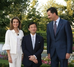 Don Felipe y Doña Letizia, con el Príncipe Naruhito