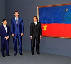 Don Felipe y Doña Letizia, con el Príncipe Naruhito y el nieto de Joan Miró y consejero delegado de Successió Miró, Joan Punyet, delante del óleo Pais