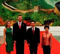 Sus Altezas Reales los Principes de Asturias junto al Presidente de la República Popular China, Sr. Hu Jintao, y su esposa, Liu Yongqing, momentos ant