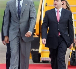 Su Alteza Real el Príncipe de Asturias, acompañado por el ministro de Relaciones Exteriores de Paraguay, Rubén Ramírez Lezcano, a su llegada al Aeropu