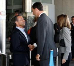 Sus Altezas Reales, con el presidente de Canarias, Paulino Rivero, en el Hospital Ramón y Cajal