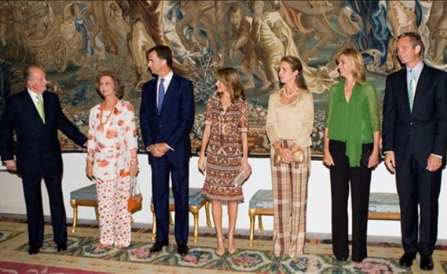Los Reyes, los Príncipes de Asturias, las Infantas Doña Elena y Doña Cristina y Don Iñaki Urdangarin, antes de la cena