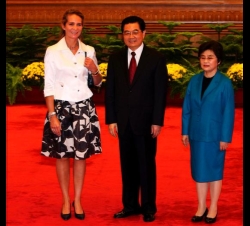 El Presidente de la República Popular de china, Hu Jintao y su esposa Liu Yongquing dan la bienvenida a Su Alteza Real la Infanta Doña Elena en el Gra